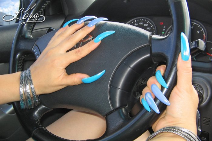 🚗 Long blue claws in the car