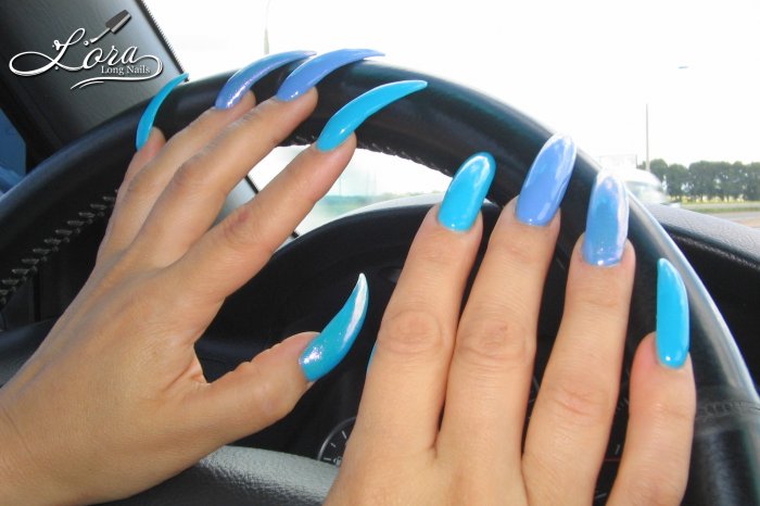 🚗 Long blue claws in the car