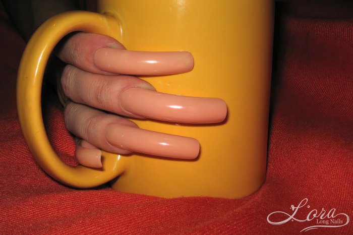 Long nails - a game with cup and book - (archive 29.12.2004)