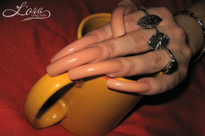 Long nails - a game with cup and book - (archive 29.12.2004)