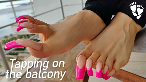🌊Long toenails tapping on the balcony
